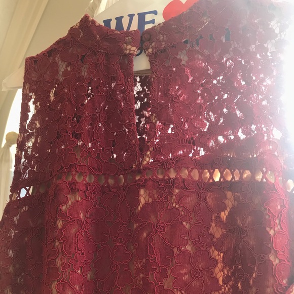 Burgundy Lace tank - Picture 3 of 5